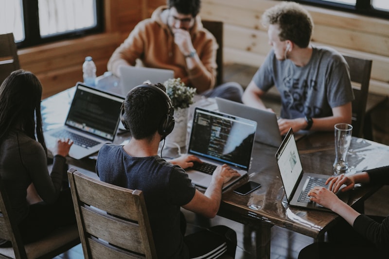 Équipe de professionnels préparant un plateau vidéo